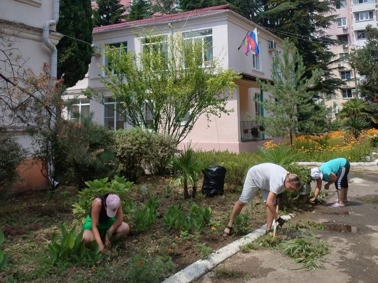 В рамках «Чистого четверга» сочинцы навели порядок в Адлерском районе