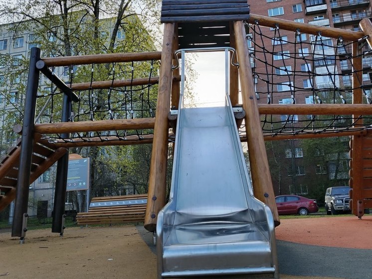 В Петербурге на детской площадке обнаружили труп в разноцветных носках и с розовым зонтом