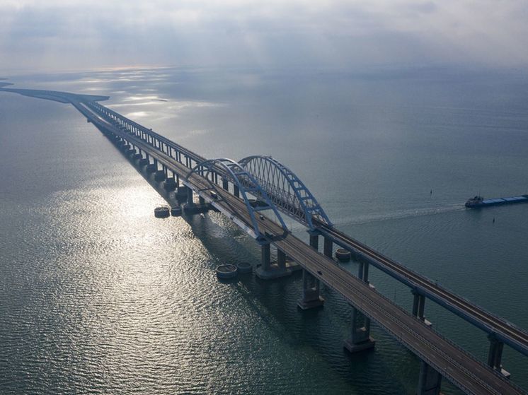 Крымский мост снова открыли для автомобилей
