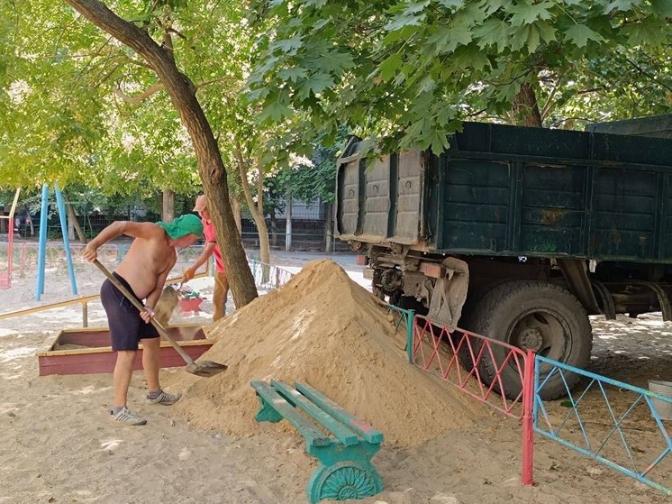  В Новой Каховке на детские площадки завозят песок
