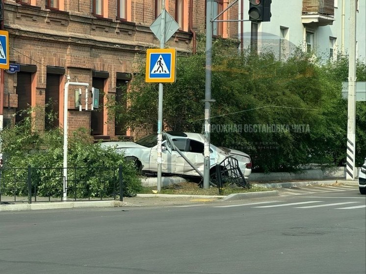 Toyota Cresta разбилась на Журавлева в Чите