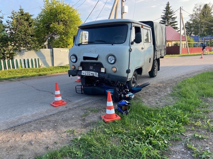 В Омской области подросток на мопеде въехал в УАЗ