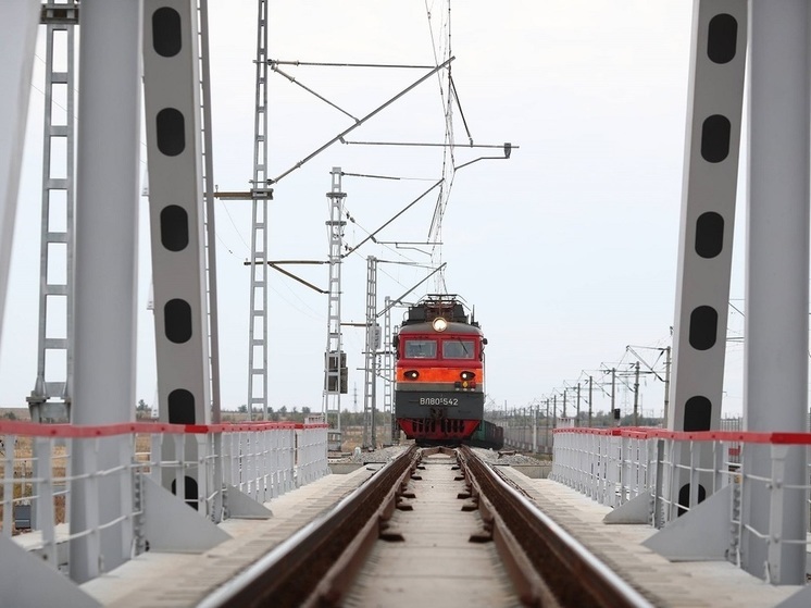 В Астраханской области 6 человек едва не попали под поезда на ж/д путях