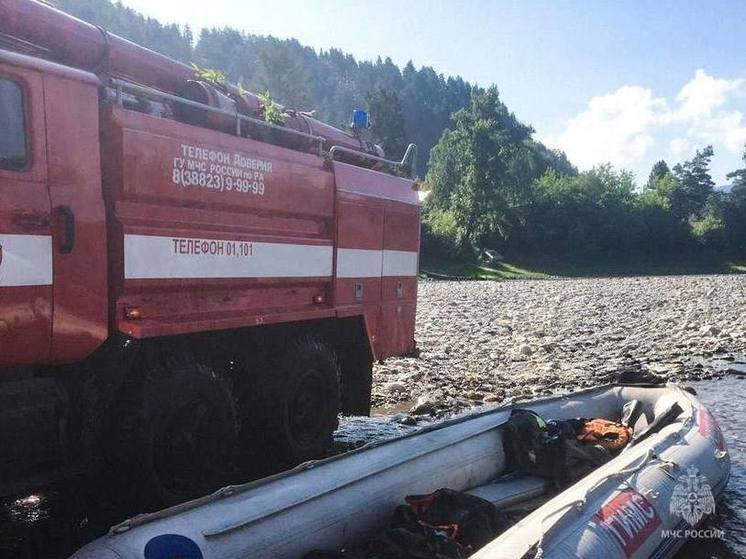 На Алтае сотрудники МЧС спасли троих мужчин из водного плена