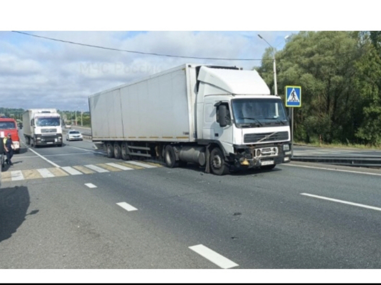 В Ярцевском районе произошло столкновение грузового автомобиля Volvo с легковым автомобилем Hover