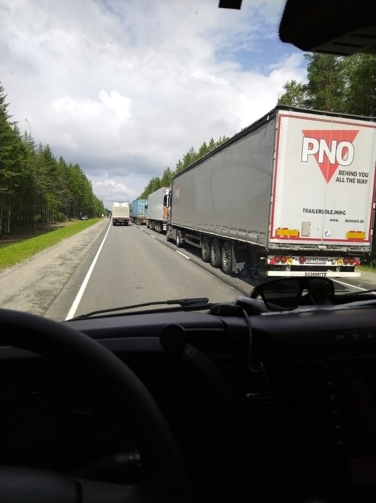 Соцсети: большая пробка собралась под Сегежей из-за смертельной аварии