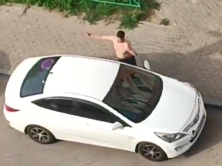 Пьяный с ножом напал на парковке на женщину с ребенком в Балашихе