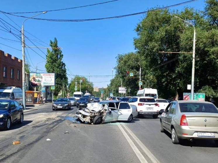 В Ростове-на-Дону в результате аварии с автобусом пострадали два человека