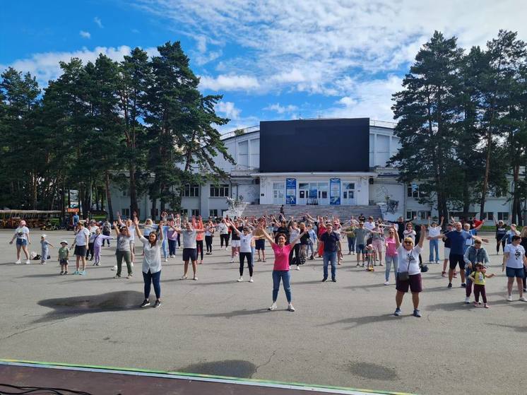 Зарядку для медиков провели в Хабаровске