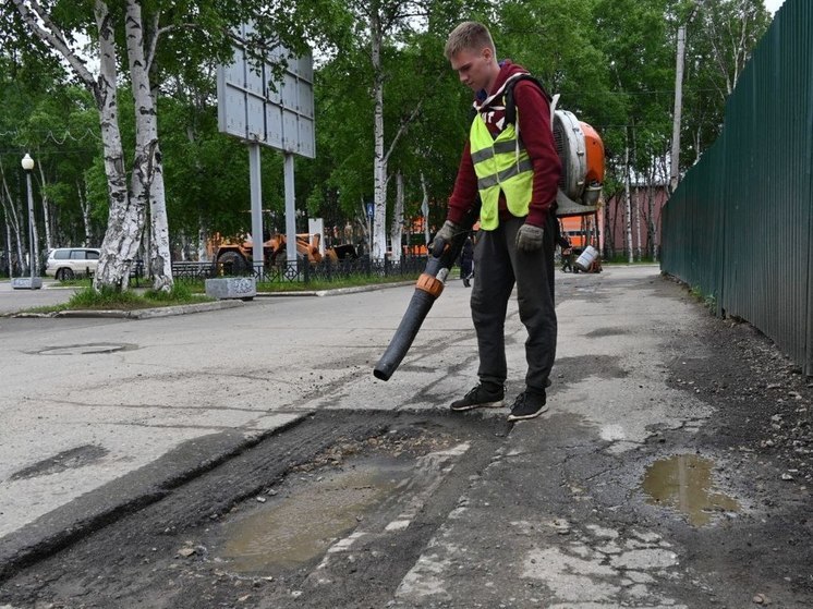 В Ногликах продолжается ямочный ремонт дорог