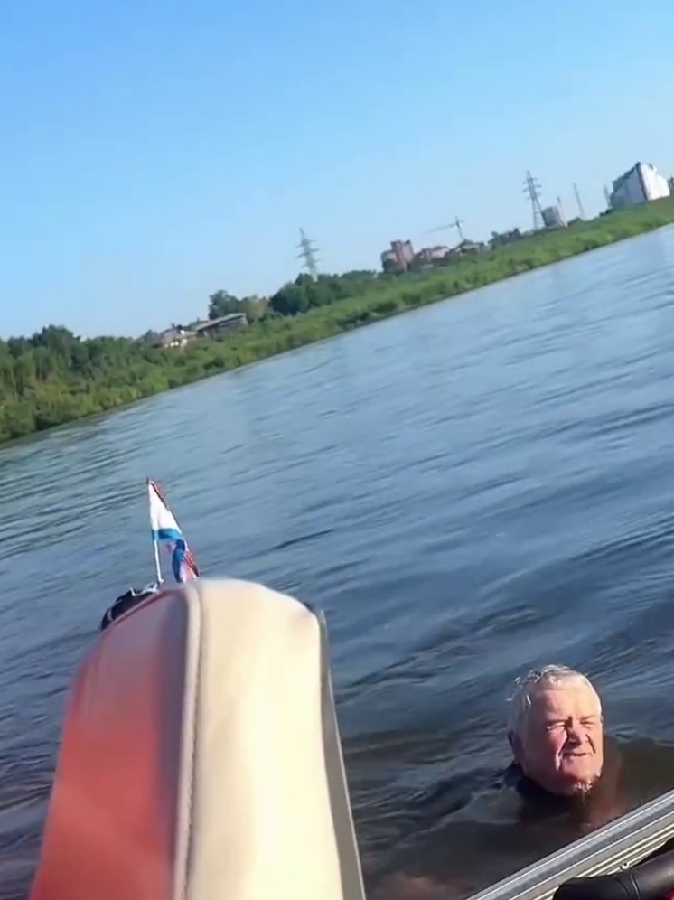 «Нам есть на кого равняться»: томичи поразились переплывающим реку 71 - летним мужчиной