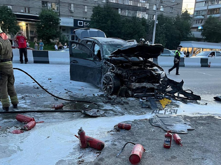 В Новосибирске перекрыта центральная улица в результате массового ДТП