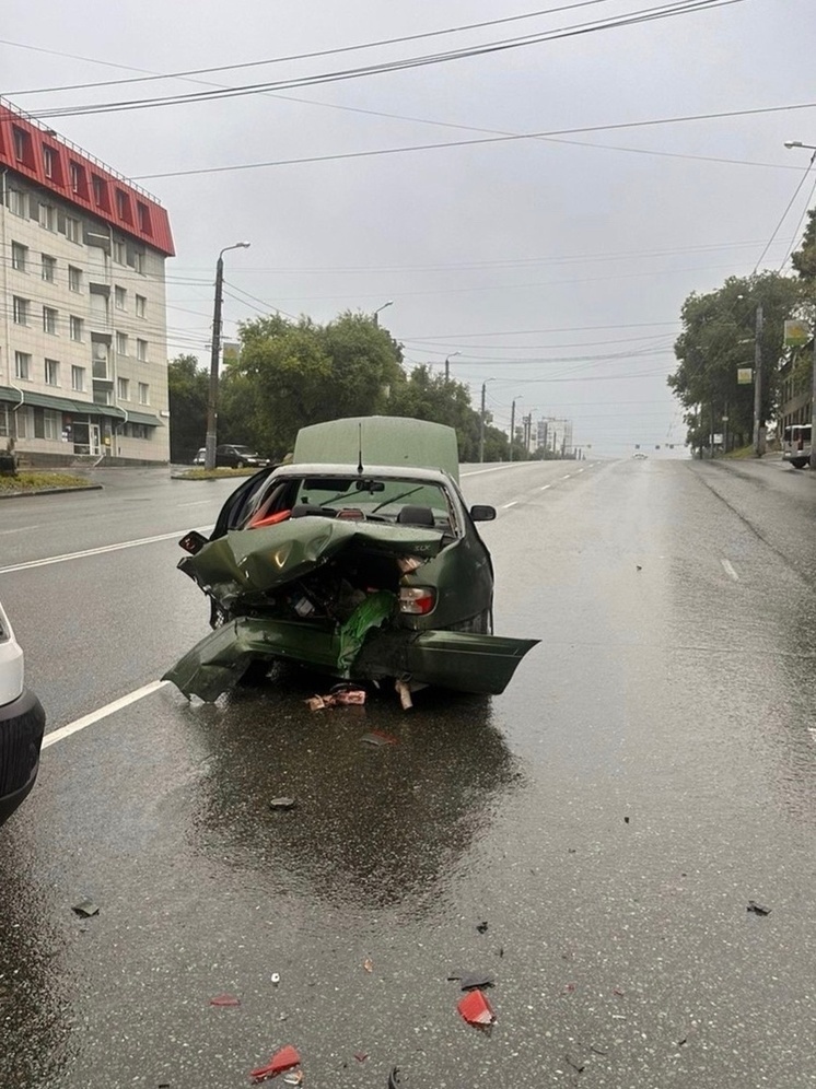 В Челябинске погиб пассажир отечественного автомобиля после столкновения с иномаркой