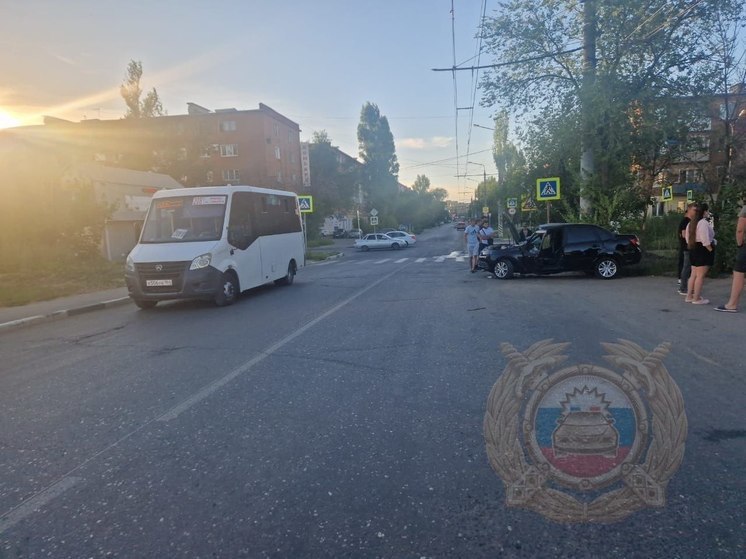 В Энгельсе молодой водитель врезался в столб