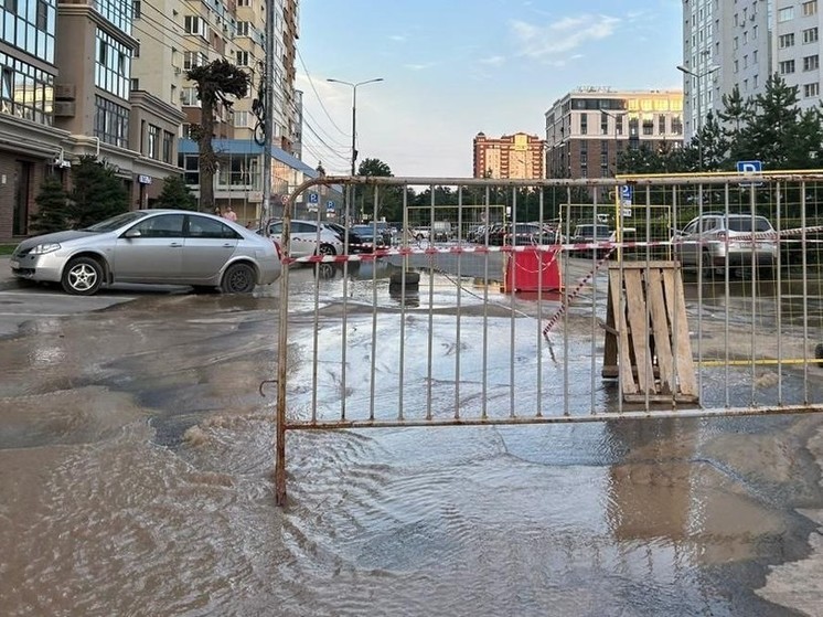 На улице Чапаева в центре Рязани перекрыли движение из-за прорыва канализации