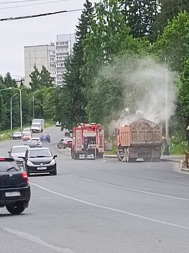 Камаз с опилками загорелся на дороге в Петрозаводске