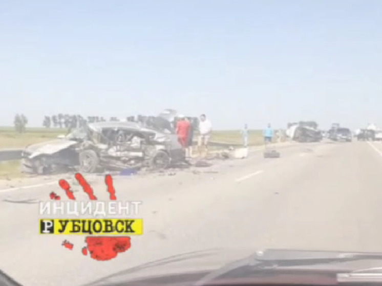 Трое детей и двое взрослых пострадали в жесткой аварии на трассе в Алтайском крае