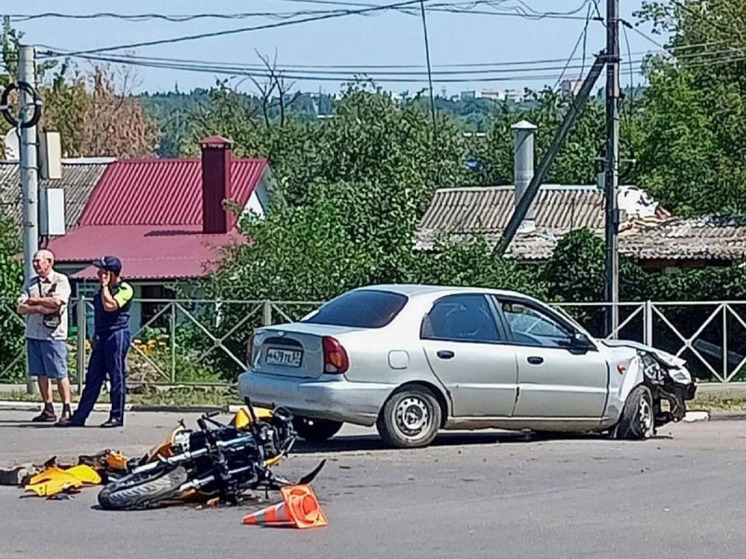 В Орле возле школы ГАИ столкнулись мотоциклист и иномарка