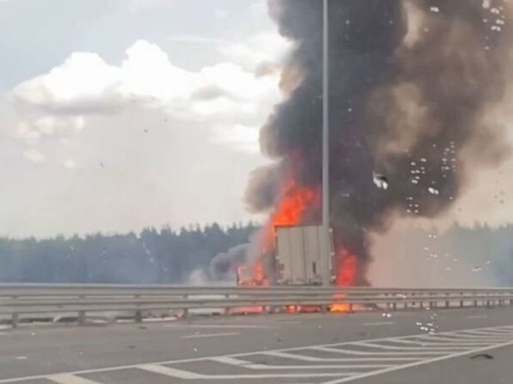 В Подмосковье на ЦКАД вспыхнула фура после ДТП
