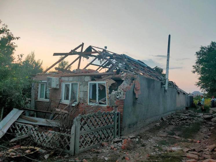 Снаряд ВСУ попал в жилой дом в Новой Таволжанке, пострадали три человека