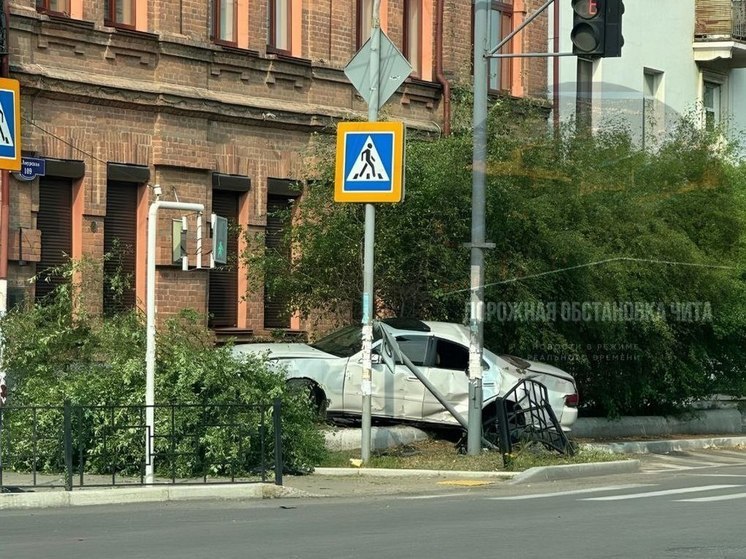 Щеглова попросила восстановить снесенные в ДТП ограждения в Чите