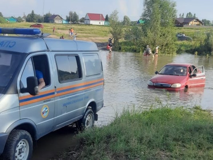 Автомобиль с ребенком в салоне застрял на середине реки Инзер в Башкирии