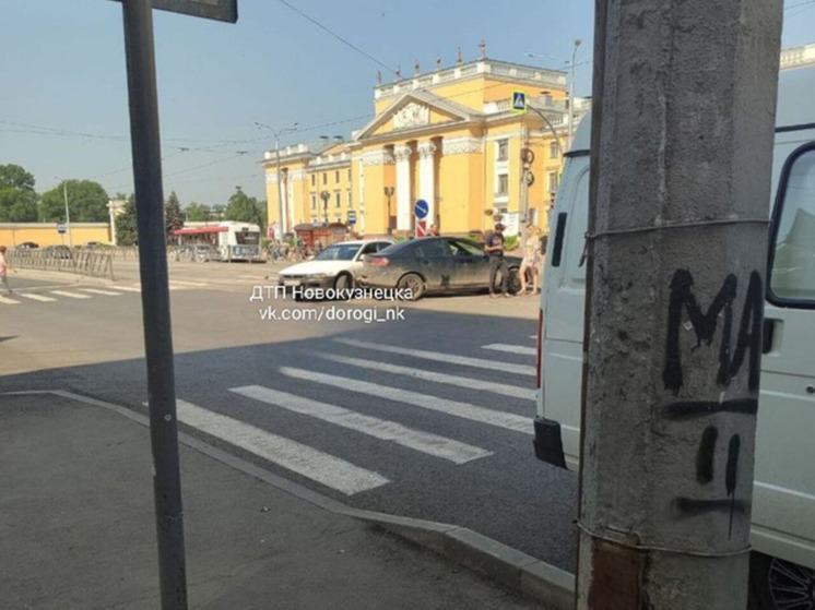 Автомобили столкнулись посреди дороги в Новокузнецке