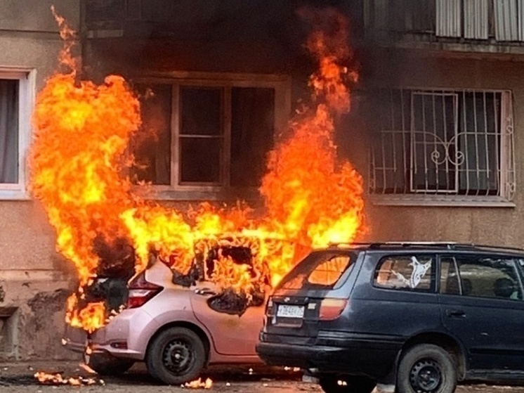Автомобиль в Краснокаменске вспыхнул из-за канистры бензина в салоне