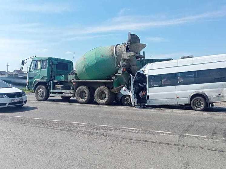 В Алтайском крае автобус врезался в бетономешалку, девять человек пострадали