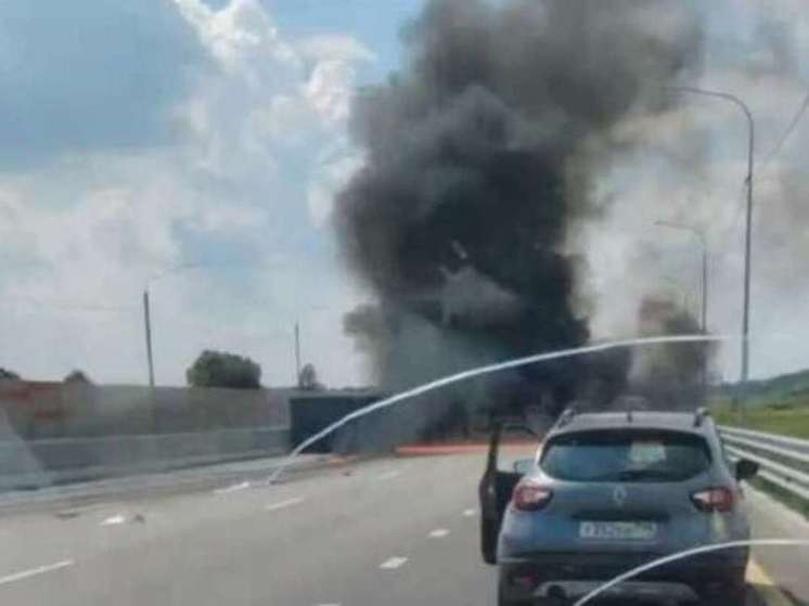 Грузовик вспыхнул в Подмосковье на трассе М-12