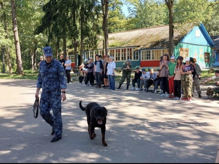 Сотрудники уголовно-исполнительной системы провели мероприятия с ребятами в детском оздоровительном лагере в Красном бору