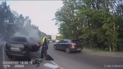 Госавтоинспекторы потушили горящий автомобиль под Воронежем