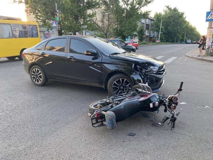 В Макеевке легковушка протаранила юношу на мопеде