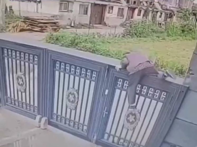 92-летняя пенсионерка сбежала из дома престарелых, преодолев двухметровый забор