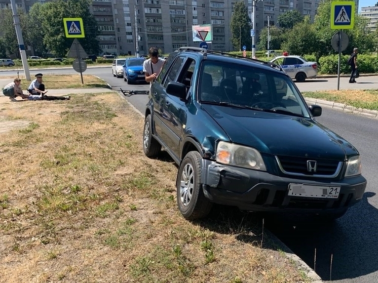 В Новочебоксарске 15-летний самокатчик попал под машину