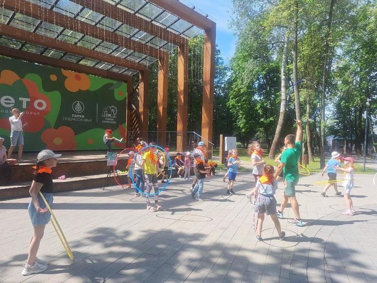 Цирковая студия проводит занятия с детьми в парках Серпухова