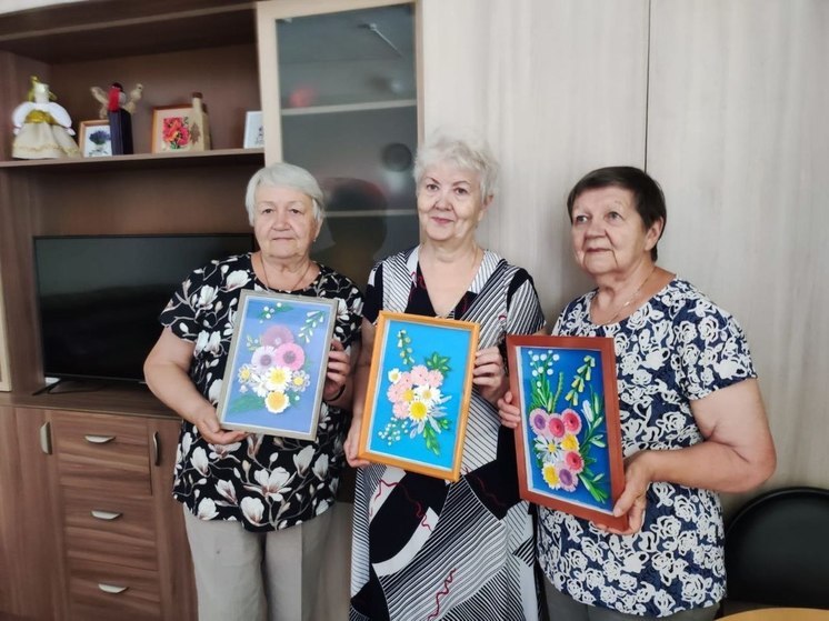 Протвинские долголеты изготавливают красивые панно с цветами