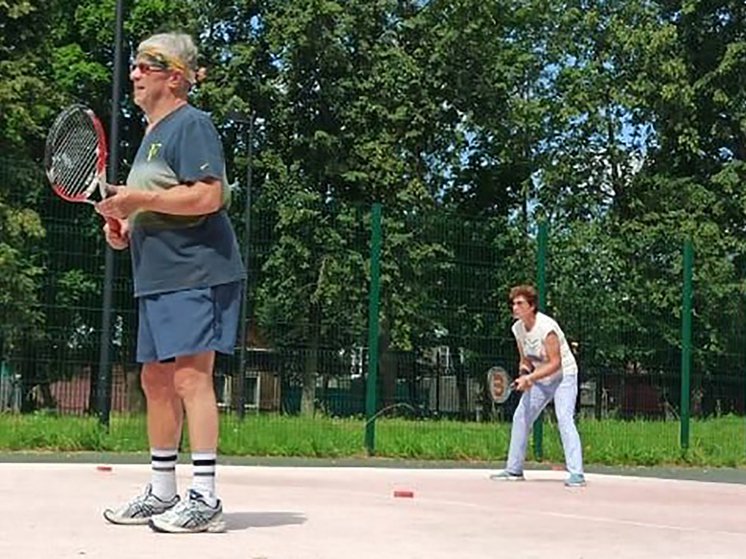 Участники «Активного долголетия» в Серпухове играют в большой теннис