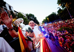 В Мадриде прошел чемпионский парад в честь победы сборной Испании на чемпионате Европы: фото