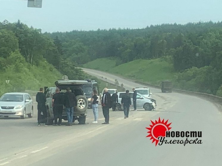 На трассе Углегорск - Шахтерск иномарка врезалась в джип