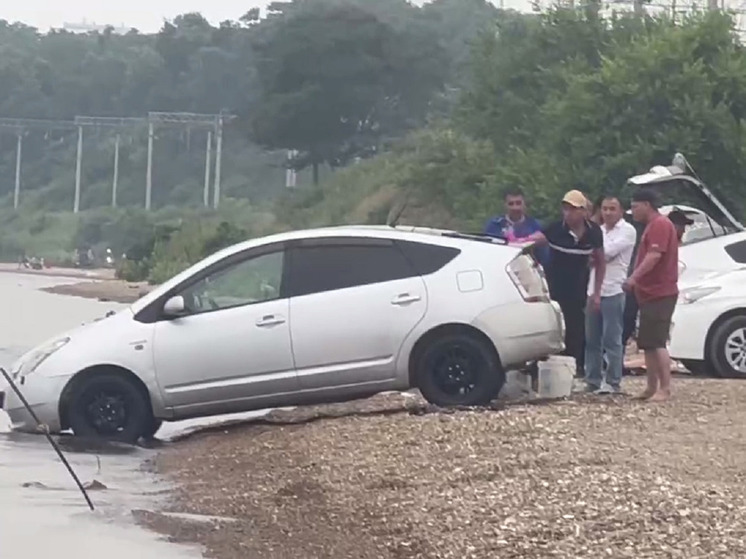 Мигрант помыл «приус» в море во Владивостоке