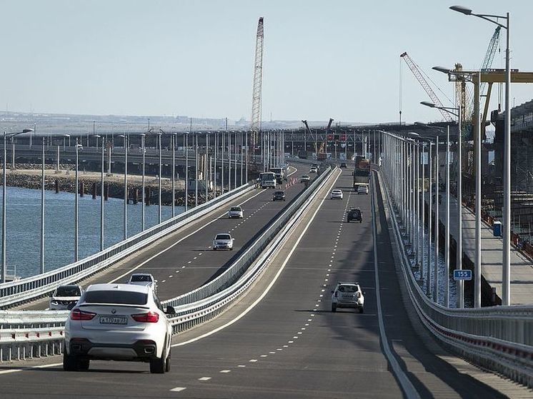 Перед Крымским мостом со стороны Тамани скопилось больше 1300 машин