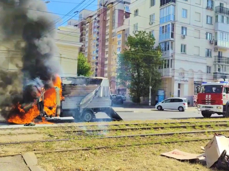 Газель, полная мясных туш, загорелась в Нижнем Новгороде