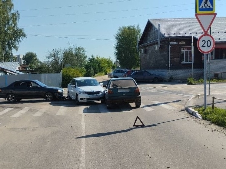 В тройном ДТП в Нерехте пострадали два человека