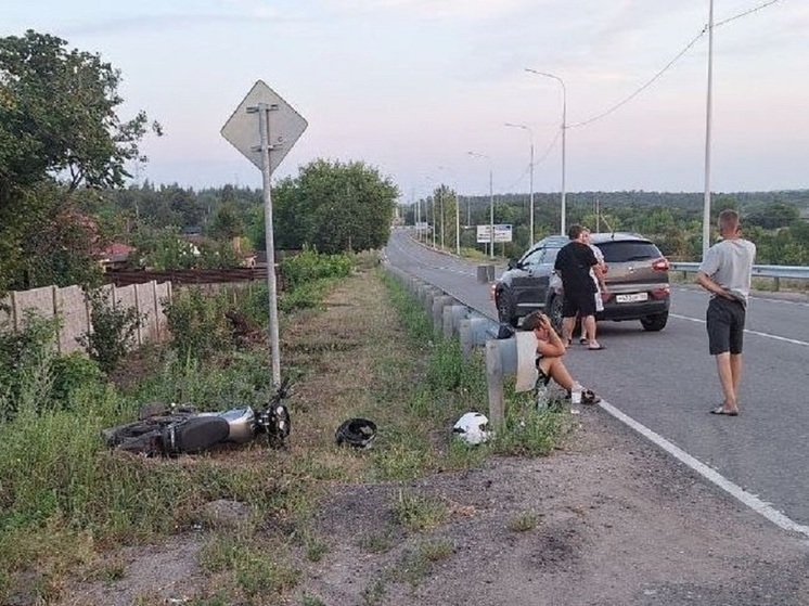 В ДНР водитель на кроссовере на дороге снёс 17-летнего парня на мопеде