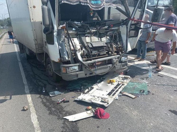 Водителя заблокировало в кабине грузовика в ДТП под Домодедово
