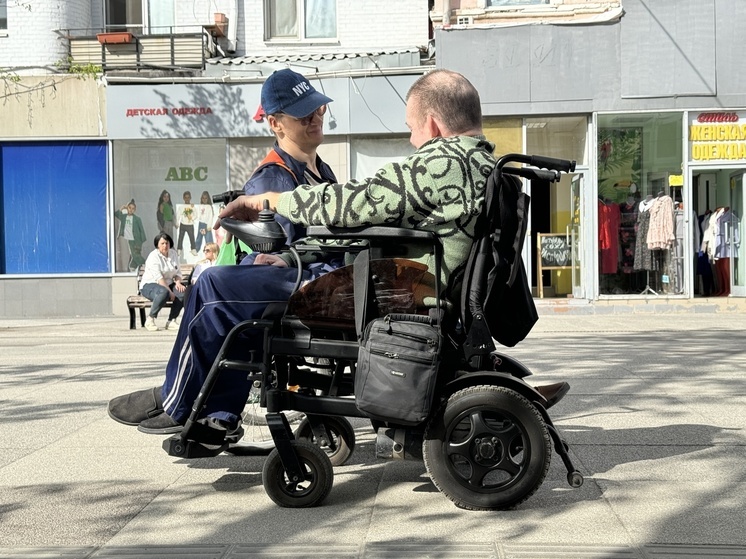 На новой саратовской набережной дорожка для слепых ведёт в кусты