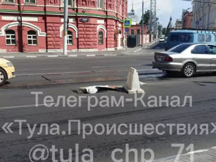 Водители пожаловались на глубокую яму на улице Советской в Туле