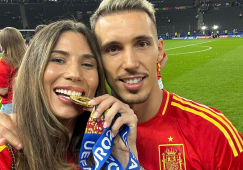 Футболисты сборной Испании и их девушки с трофеем чемпионата Европы: фото