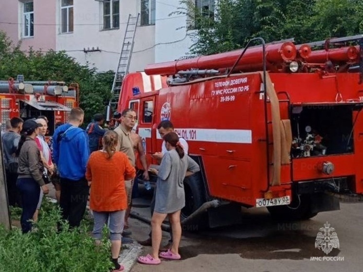В Улан-Удэ пожарные спасли из горящего дома восемь человек
